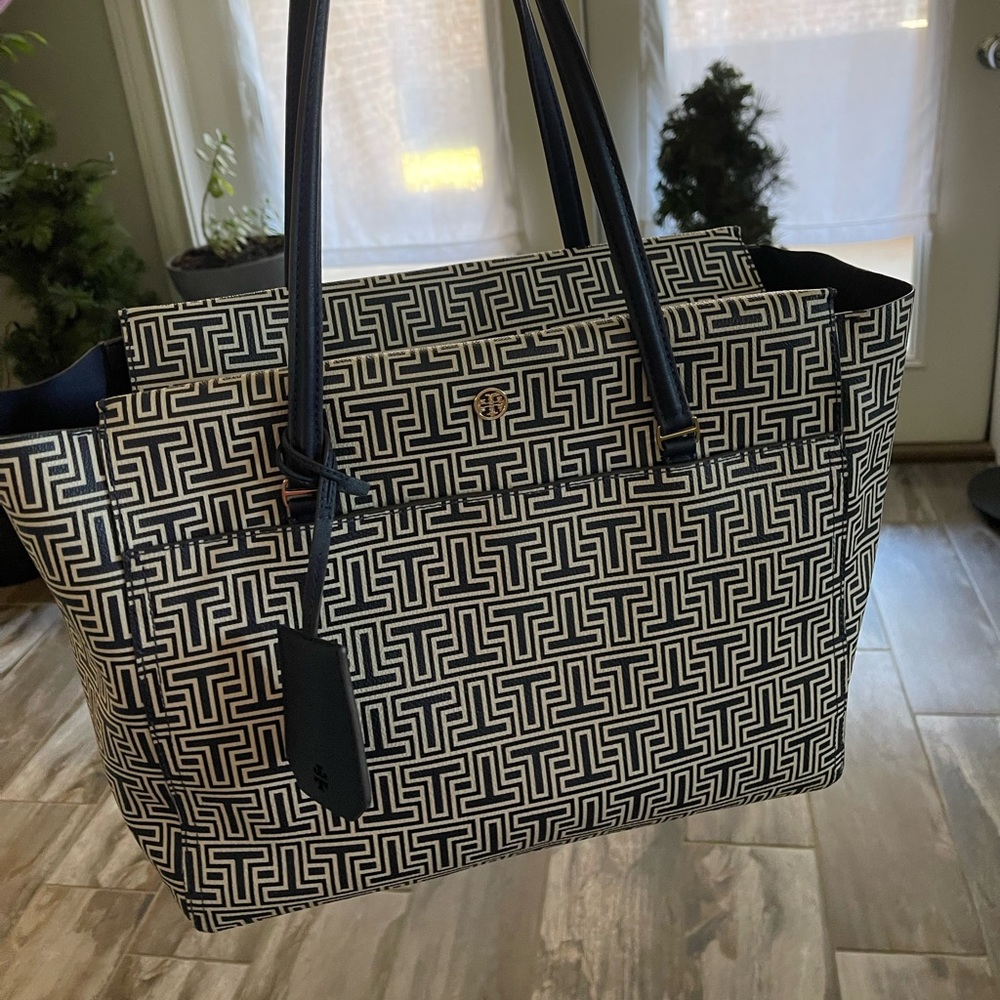 Beautiful Tory Burch tote.